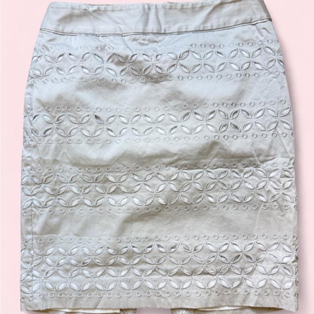 White House Black Market Women's White Embroidered Pencil Skirt
